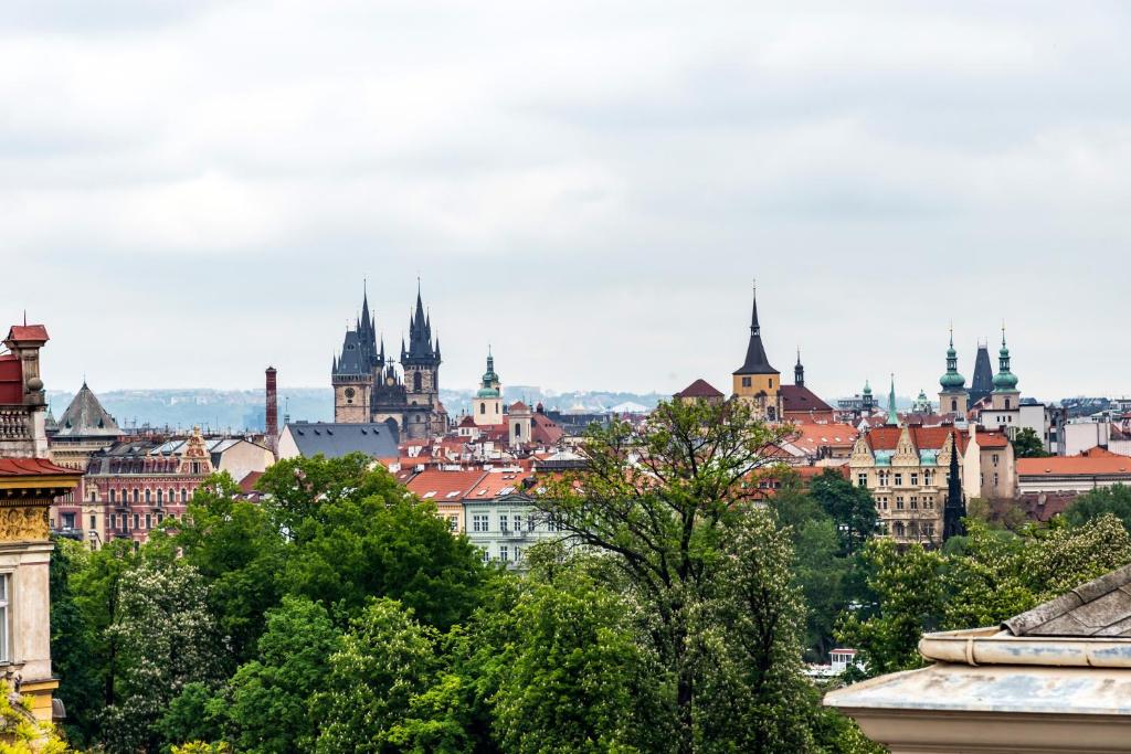 Nespecifikovaný výhled na destinaci Praha nebo výhled na město při pohledu z apartmánu