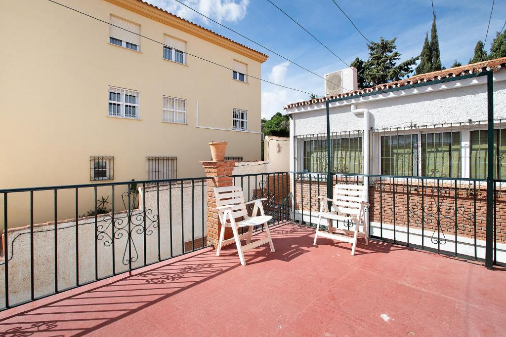 2 sillas sentadas en el balcón de una casa en Estudio en la Carihuela, en Torremolinos