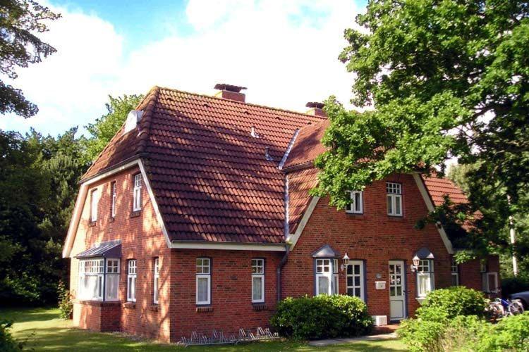 ヴィーク・アウフ・フェールにあるHaus Eiche, Wohnung Adebarの赤レンガ造りの屋根