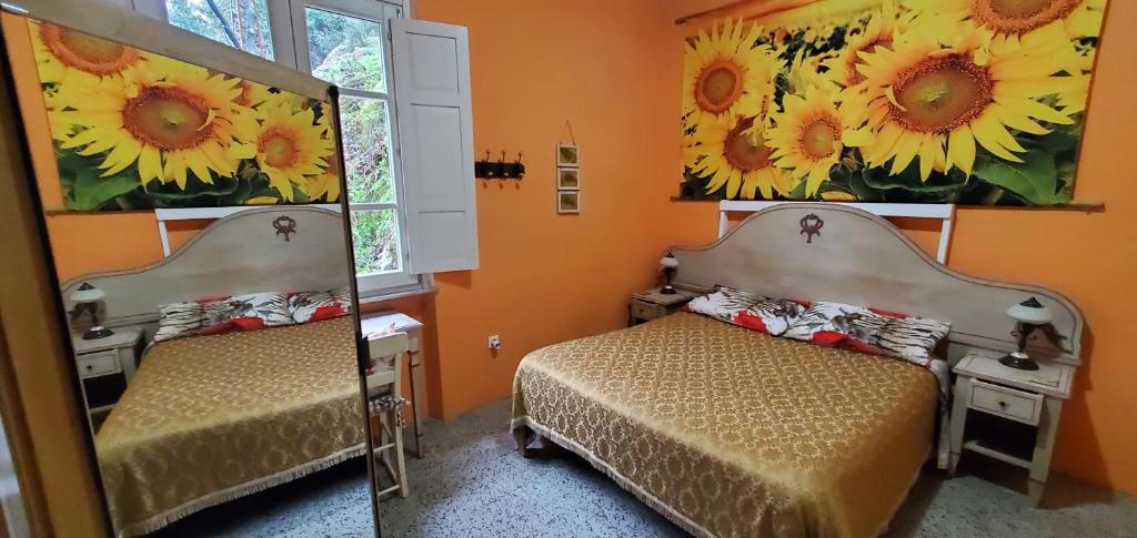 um quarto com 2 camas e um espelho em B&B Candalla em Camaiore