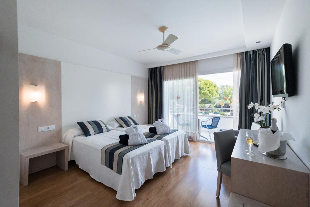 A bed or beds in a room at Sagitario Playa