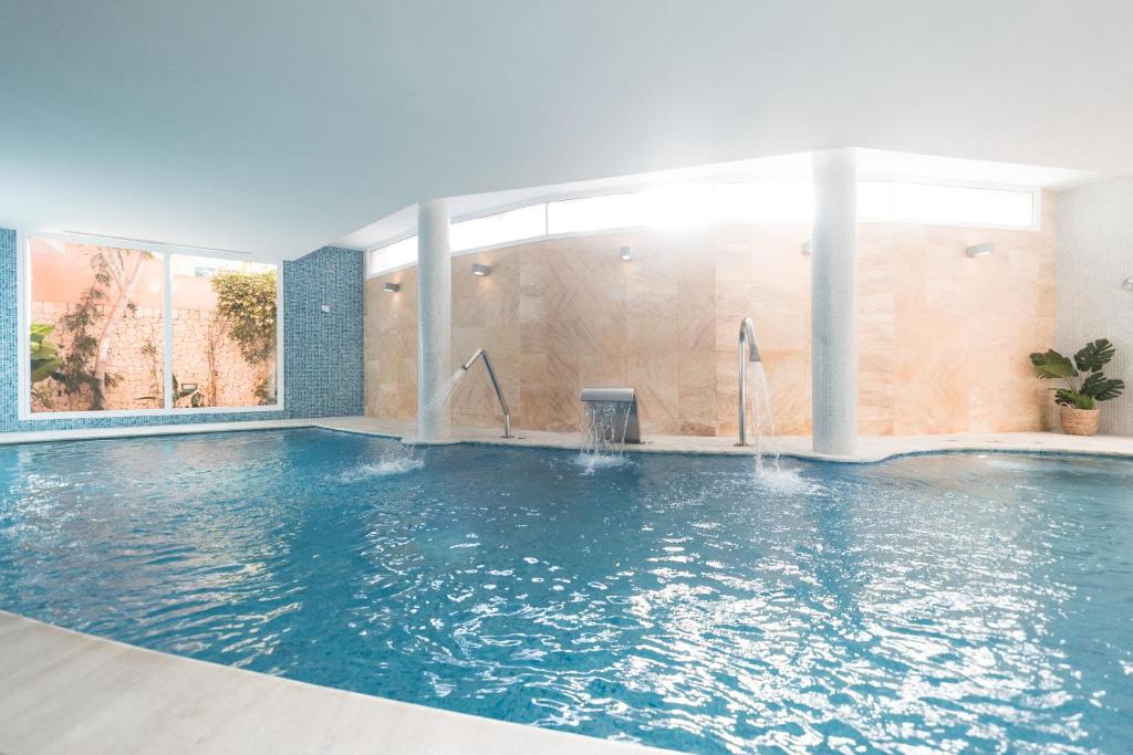 The swimming pool at or close to Sagitario Playa