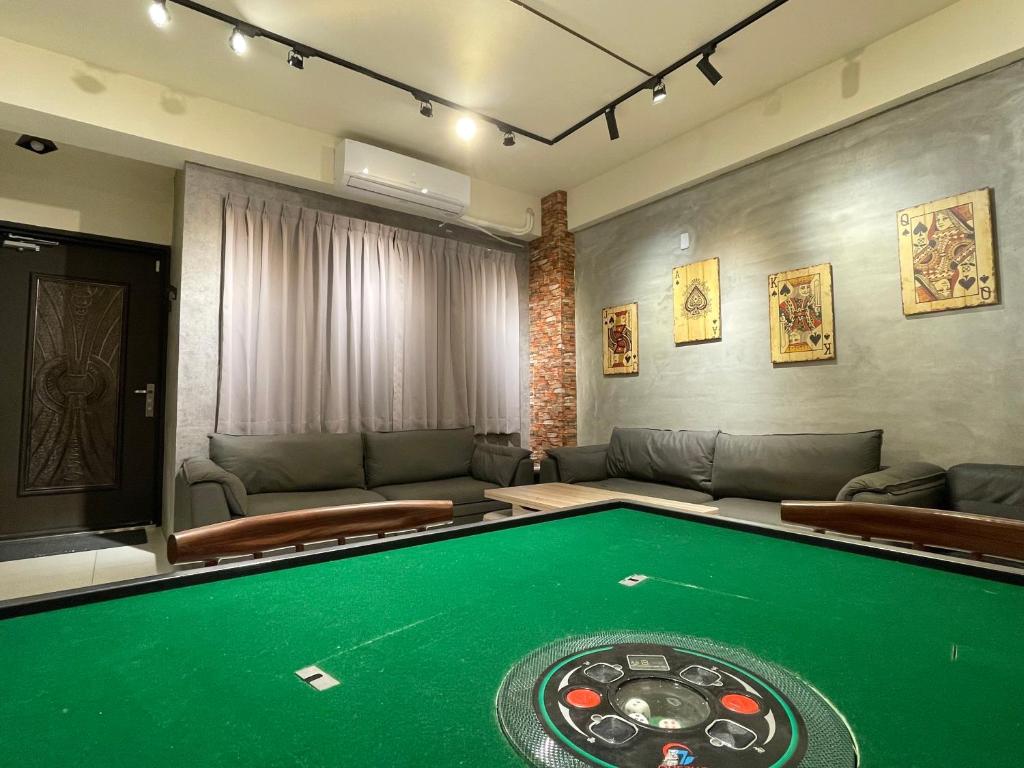 a living room with a pool table and a couch at 平日限時優惠價 宜蘭民宿包棟 蘭田會館 歡唱 電動麻將 燒烤 in Yuanshan
