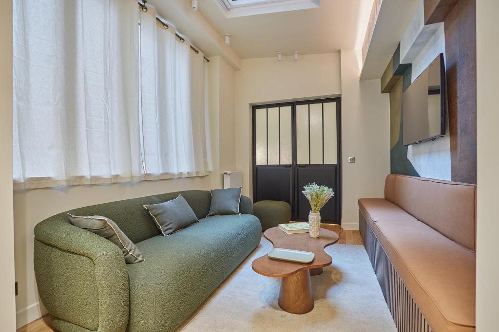 Residence Center of Paris by Studio prestige - Three-Bedroom Apartment