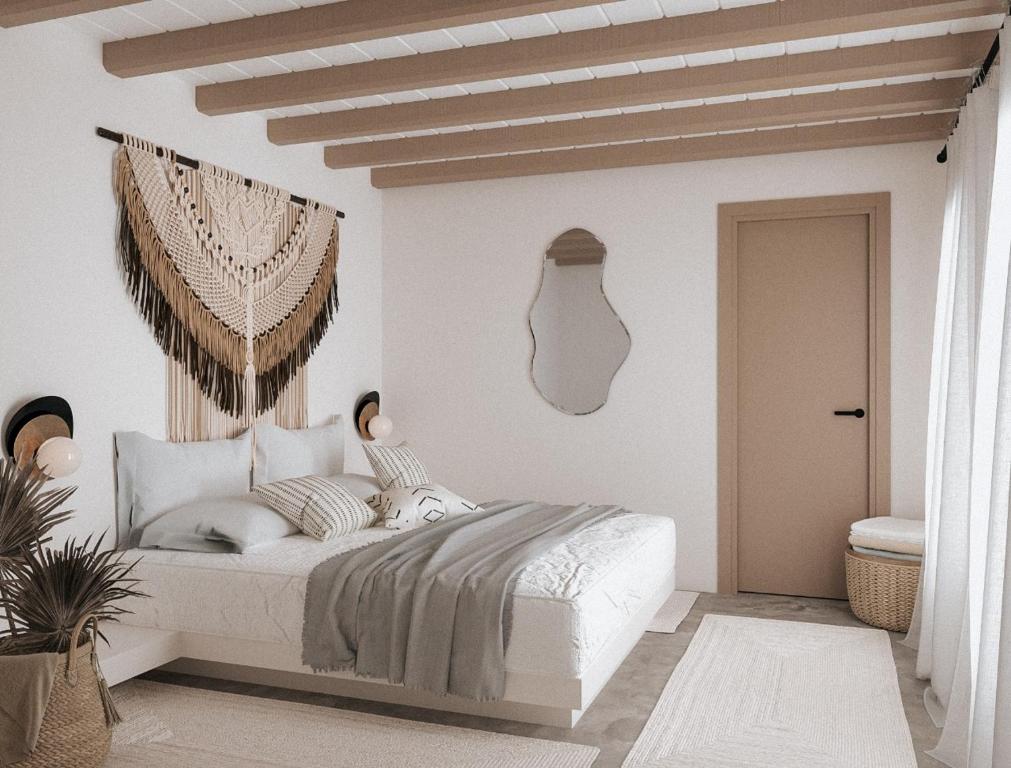 1 dormitorio con 1 cama grande en una habitación en Aelia Hospitality Paros, en Chrissi Akti