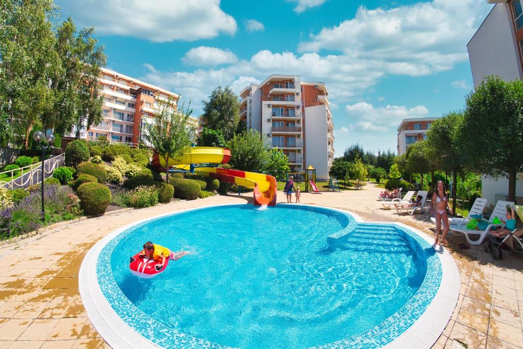 um grupo de pessoas brincando em uma piscina em Crown Fort Club em Sveti Vlas