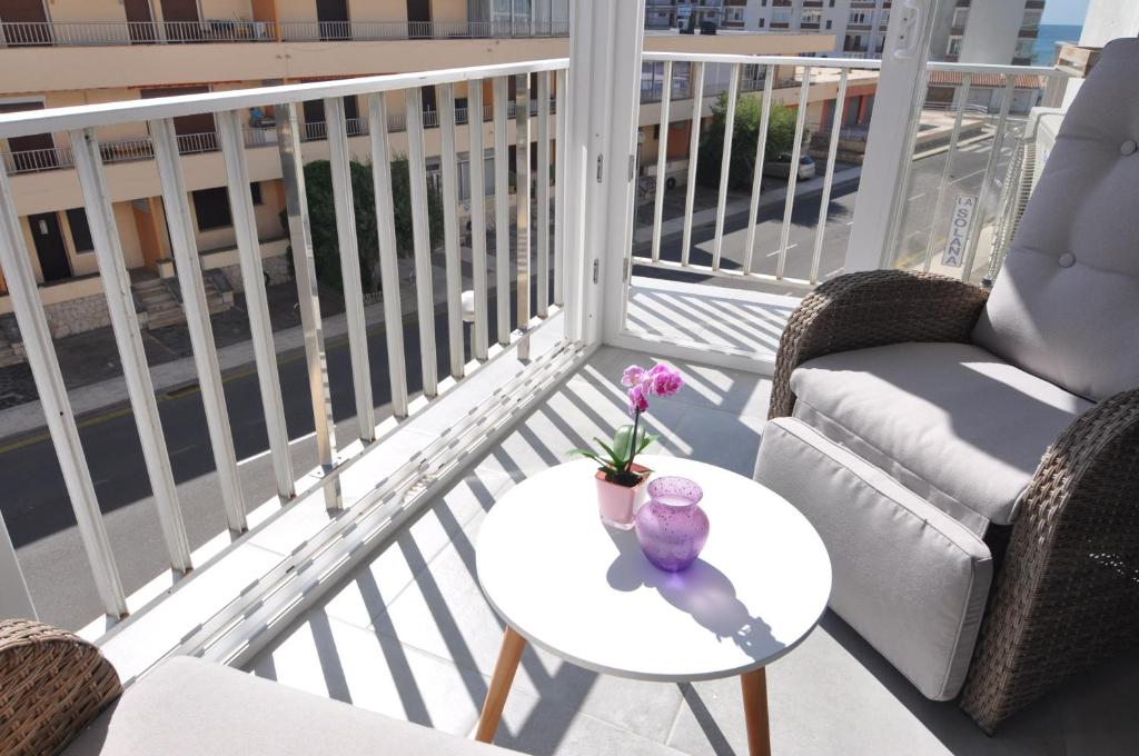 ロザスにあるRNET - La Solana Casa Daniのバルコニー(椅子2脚、花のテーブル付)