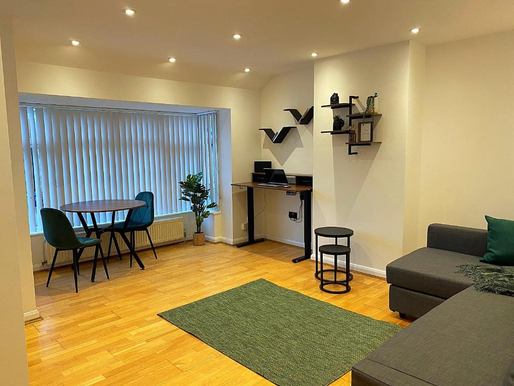 uma sala de estar com um sofá e uma mesa em 133C HiBrid Home em Oxford