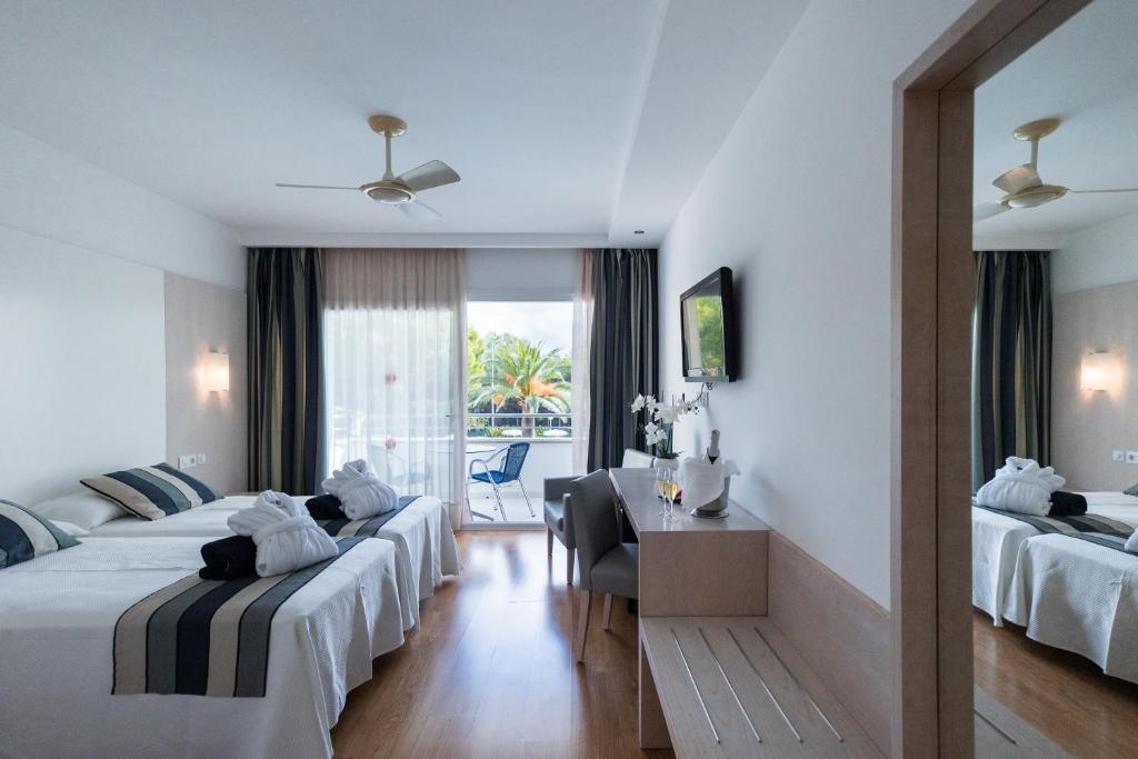 A bed or beds in a room at Sagitario Playa