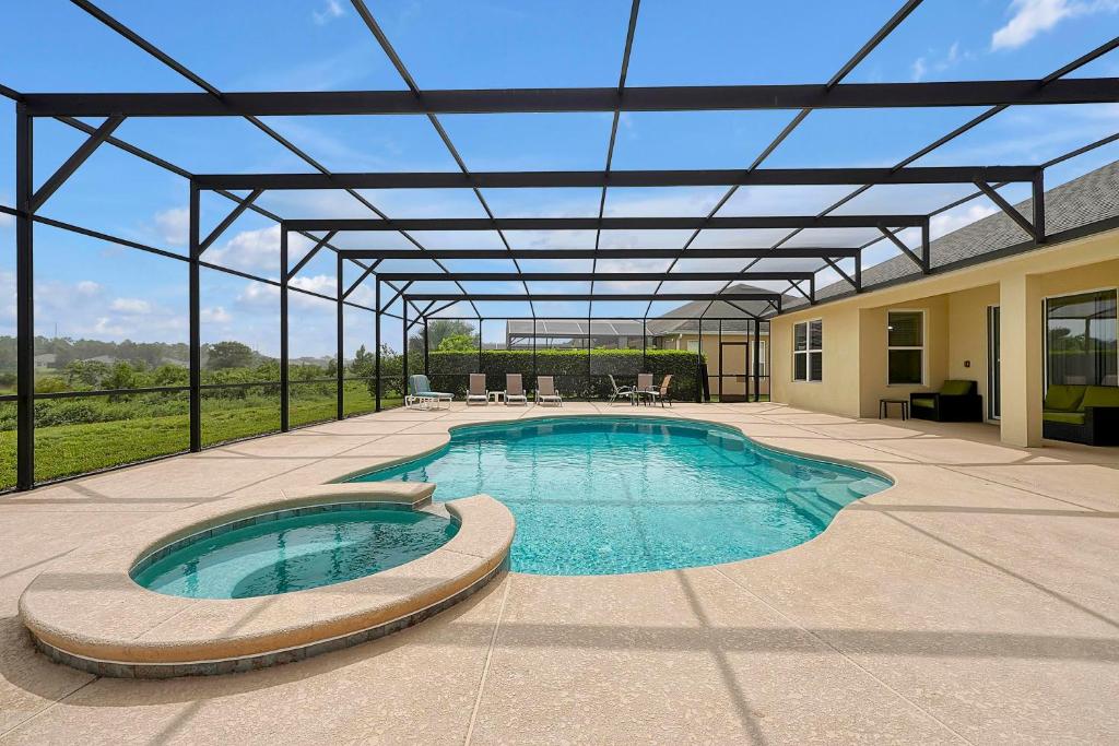 una piscina con pérgola en un patio en WATERSONG RESORT Pool & Spa GAMES ROOM 338 by Orlando Holiday Rental Homes, en Davenport