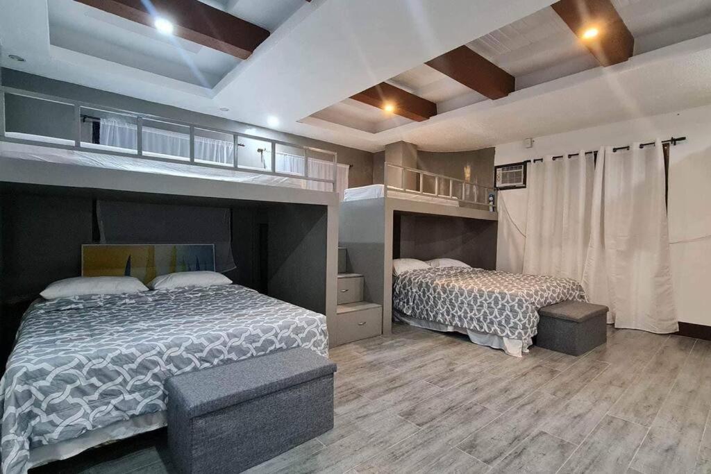 een slaapkamer met 2 bedden in een kamer bij Home in BoholPhilippinesVilla Santorino in Lila