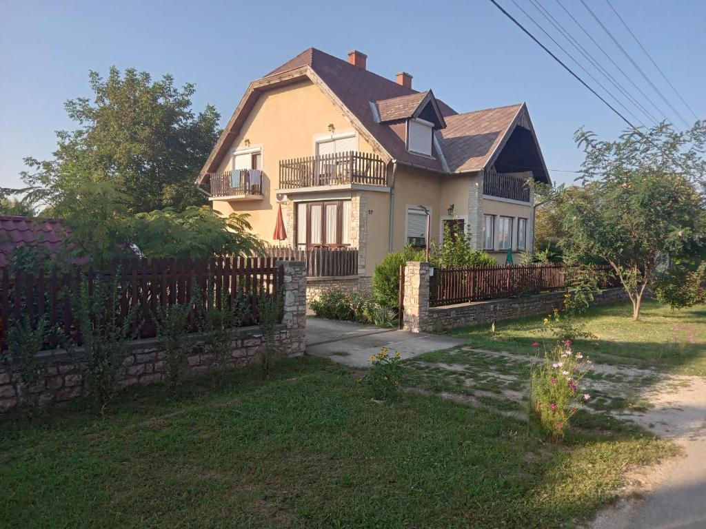 una casa con una valla delante de ella en SZIESZTA APARTMAN, en Gárdony