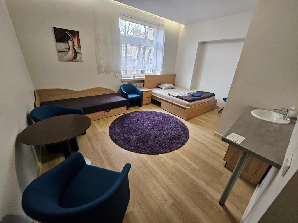 - un salon avec des fauteuils bleus et un canapé dans l'établissement Lux kambarys centre su didele lova #2, à Kaunas