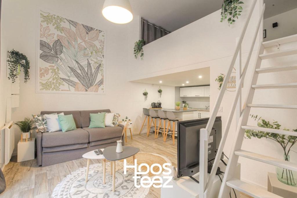 un salon avec un canapé et une cuisine dans l'établissement Duplex Design proche Part-Dieu, à Villeurbanne