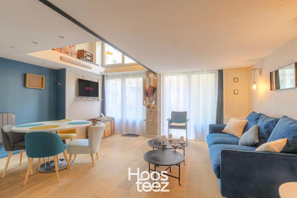 un salon avec un canapé bleu et une table dans l'établissement Duplex Charmant et Calme proche Part Dieu, à Lyon