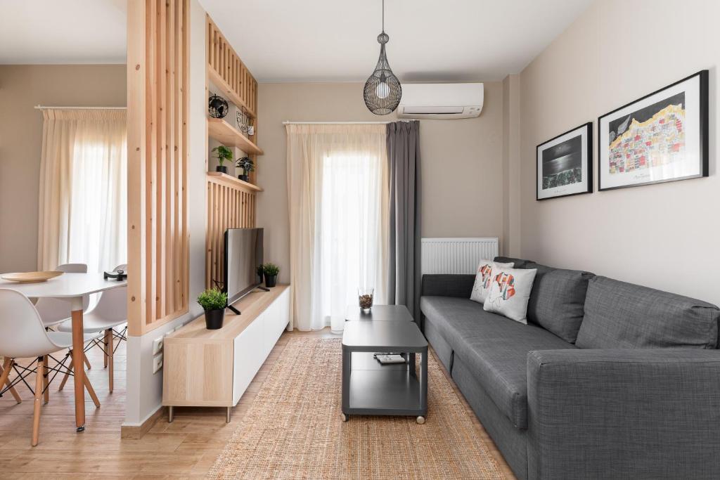 - un salon avec un canapé gris et une table dans l'établissement Camelia: Comfy city apartment, à Thessalonique