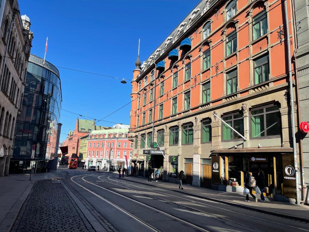 een lege straat in een stad met gebouwen bij P-Hotels Oslo in Oslo