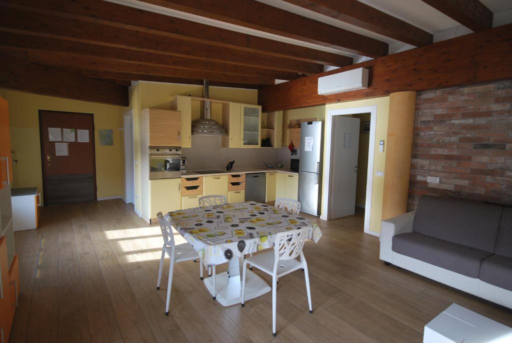 Η κουζίνα ή μικρή κουζίνα στο Andrea Olga House