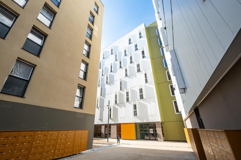 une allée vide entre deux bâtiments dans l'établissement KLEY REIMS, à Reims