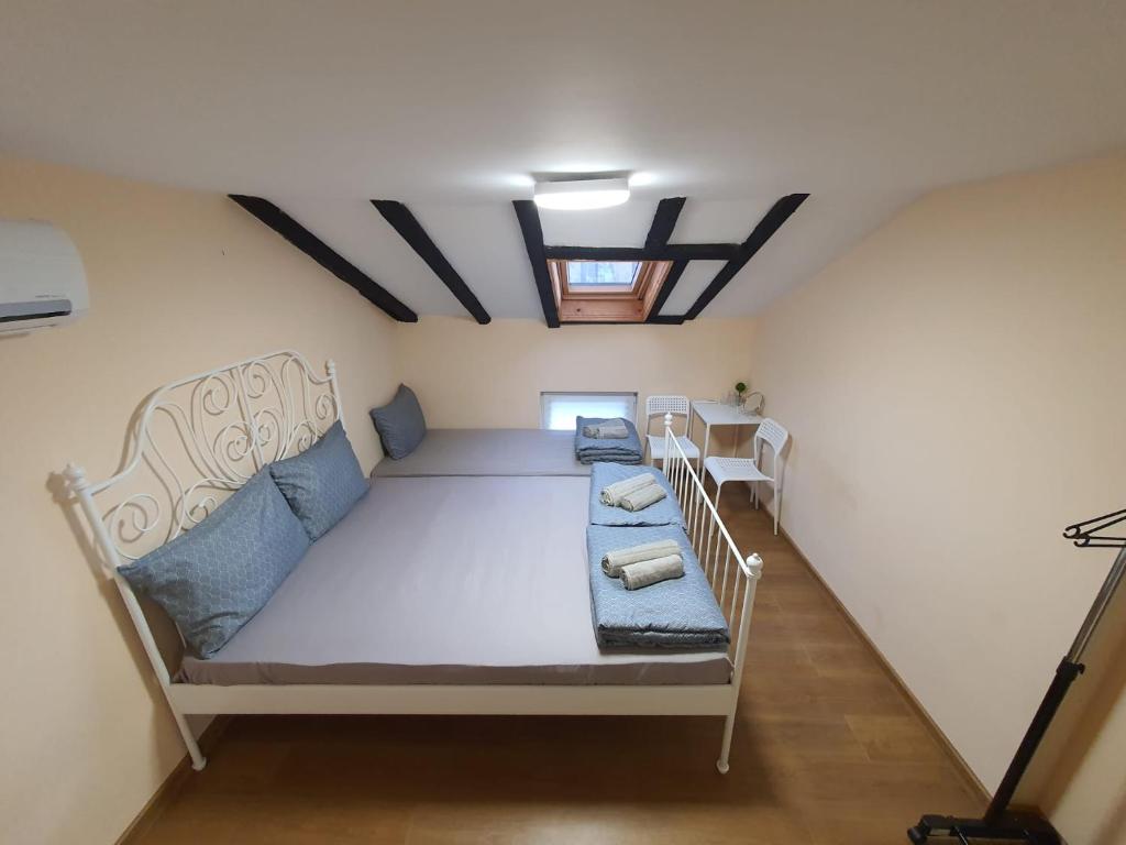 Posteľ alebo postele v izbe v ubytovaní Kapana Stay at Center Plovdiv
