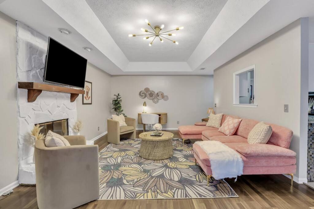 Μια τηλεόραση ή/και κέντρο ψυχαγωγίας στο Savannah Rose Bungalow Btwn Downtown and the Beach