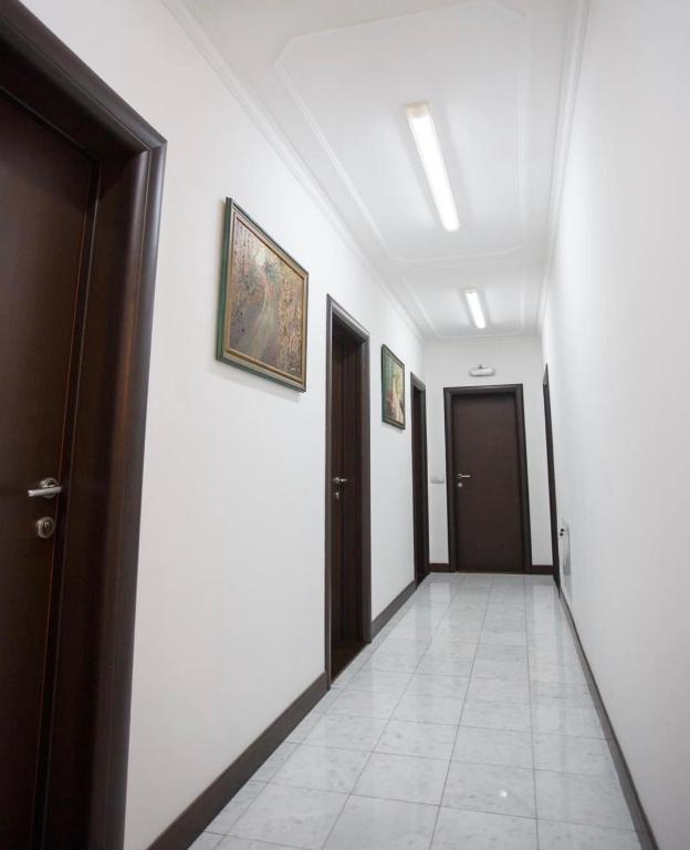 a hallway with two doors and a tile floor at STARA VAROŠ in Topola