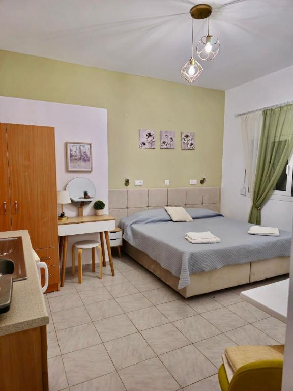 Postel nebo postele na pokoji v ubytování Lindos Tsambika Studios