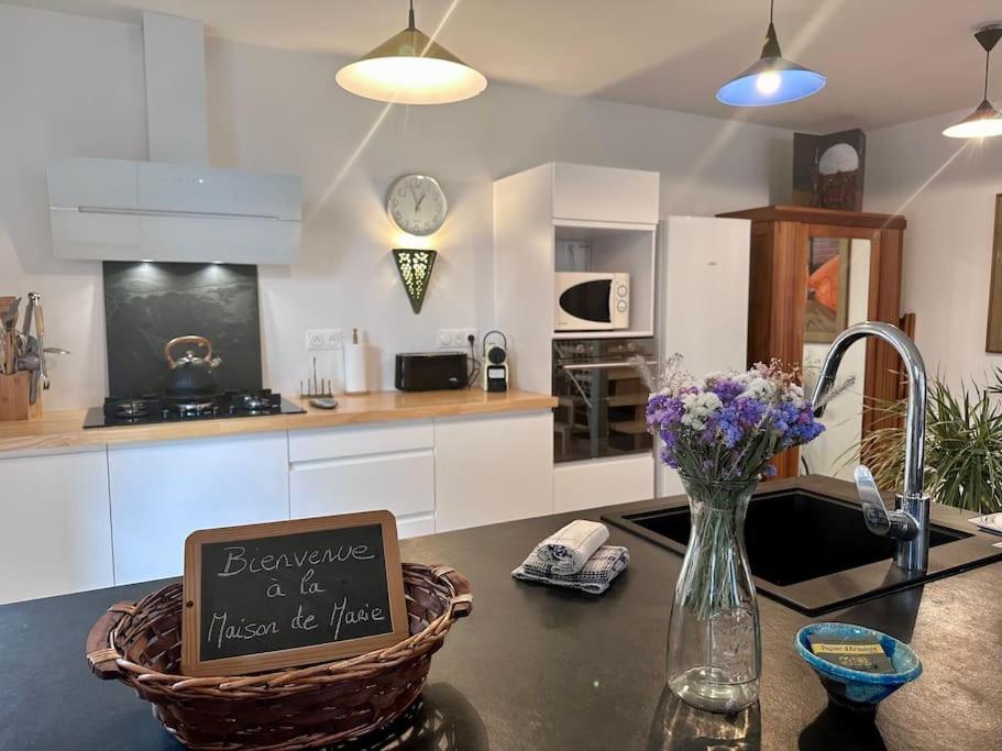 A kitchen or kitchenette at La jolie Maison de Marie - Clim &amp; Terrasse - Meyssac