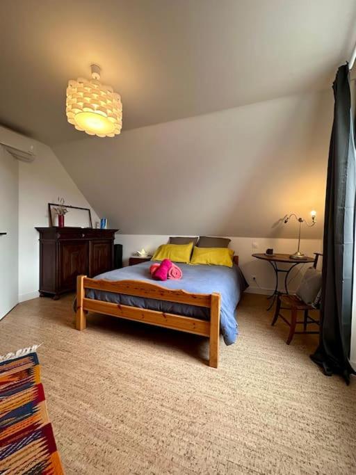 A bed or beds in a room at La jolie Maison de Marie - Clim &amp; Terrasse - Meyssac