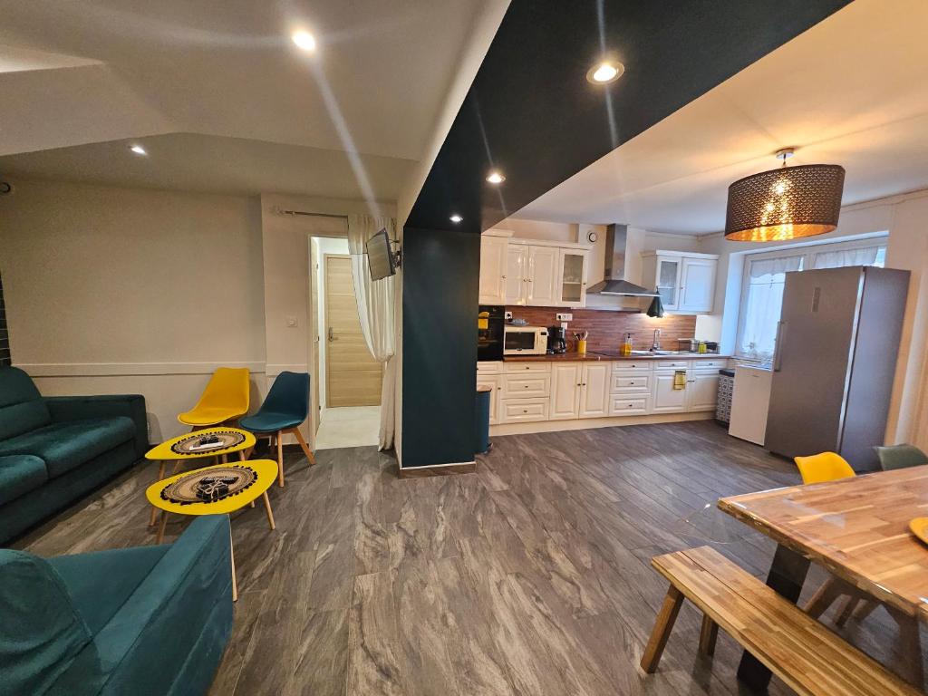 un salon avec un canapé et une table dans l'établissement le loft bleu 3 étoiles 12 personnes, à Sablons