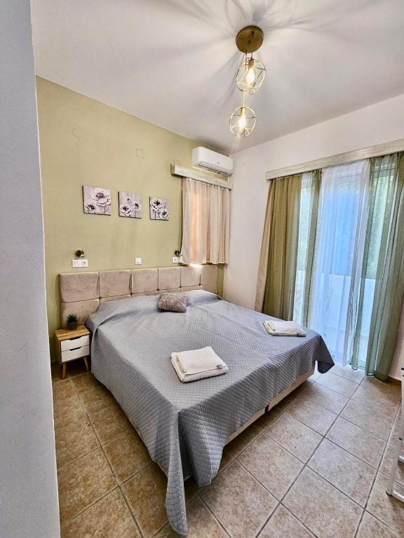 Postel nebo postele na pokoji v ubytování Lindos Tsambika Studios