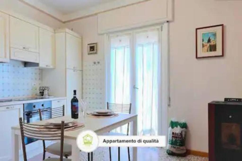 a kitchen with a table and chairs in a room at Comodo appartamento a Lizzano con Vista in Lizzano in Belvedere