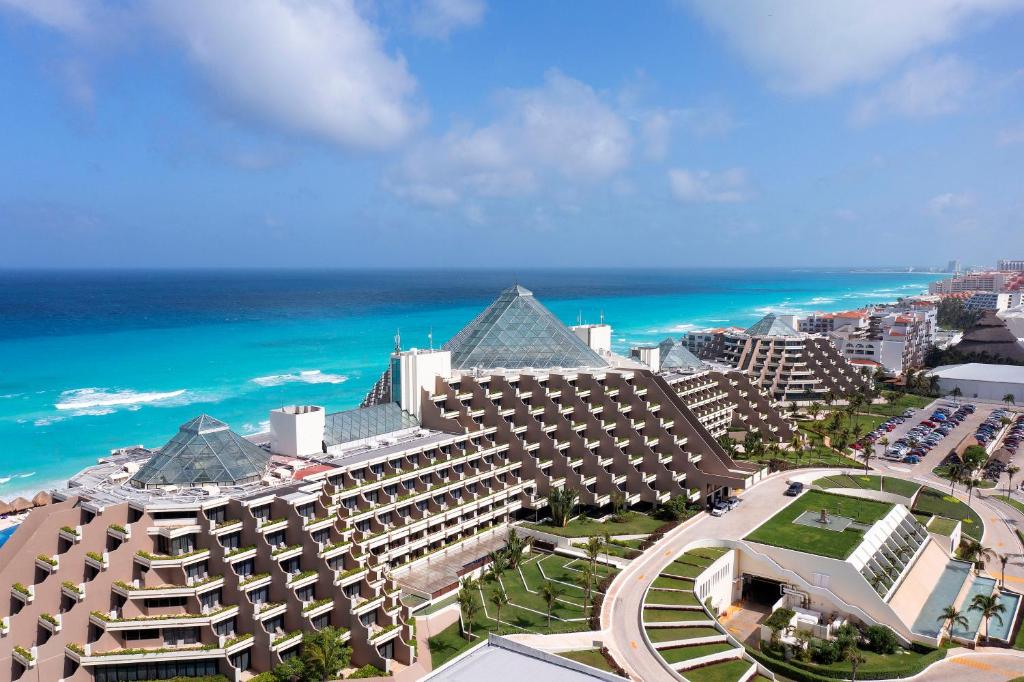 uma vista aérea de um resort perto do oceano em Paradisus Cancun All Inclusive em Cancún