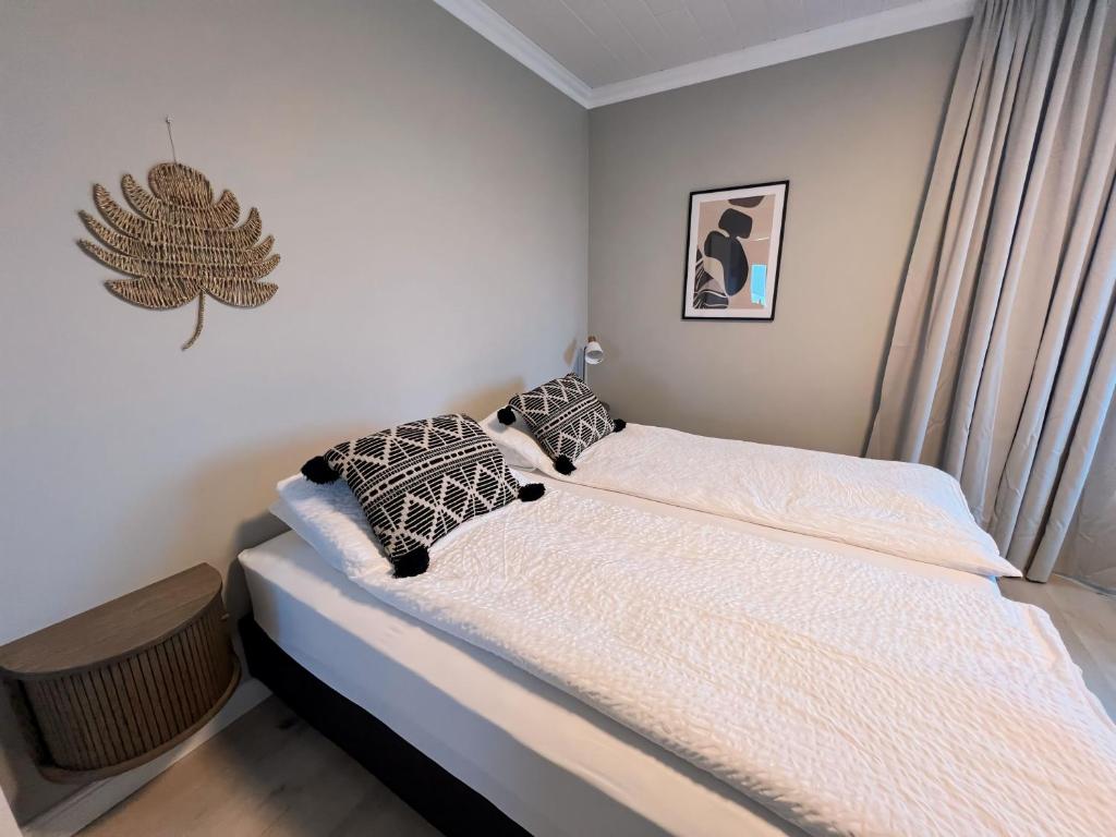 Postel nebo postele na pokoji v ubytování Garður Apartments