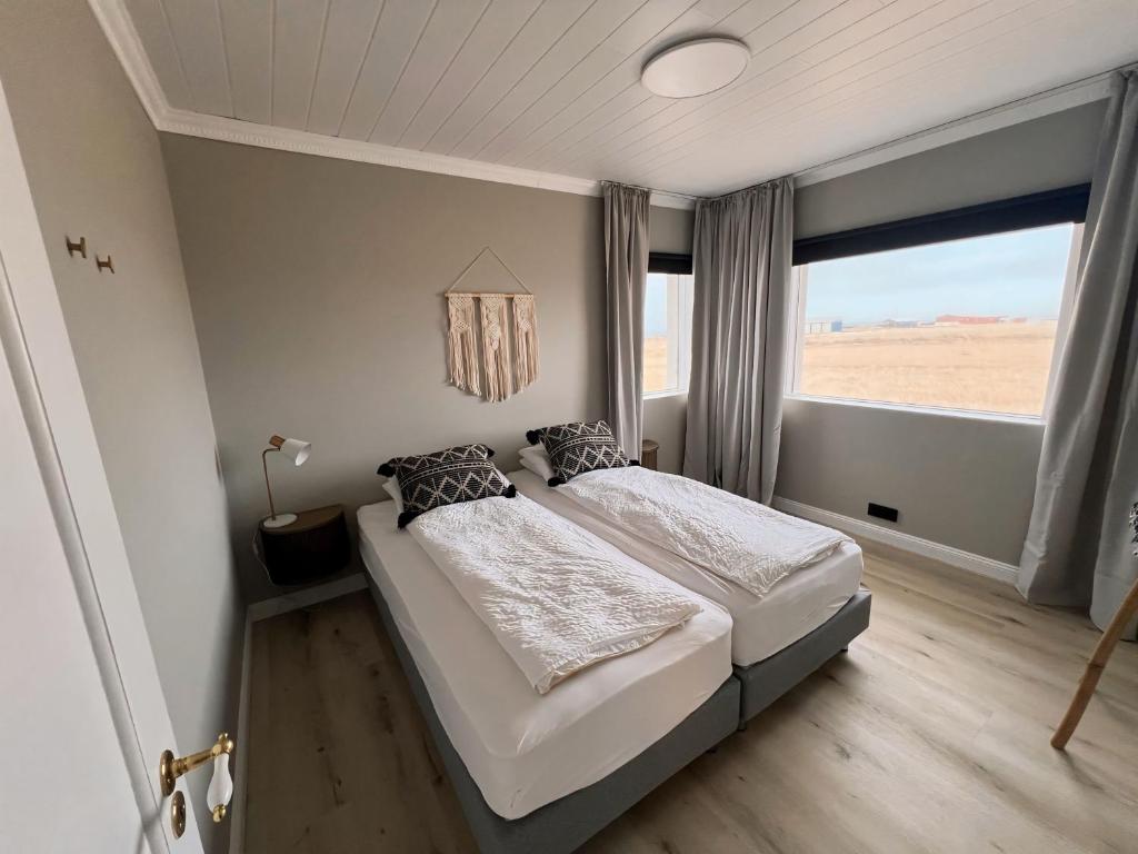 Postel nebo postele na pokoji v ubytování Garður Apartments