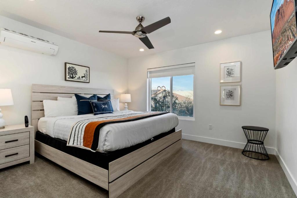 a bedroom with a large bed and a window at 20| Vue at Green Valley with Community Pool in St. George