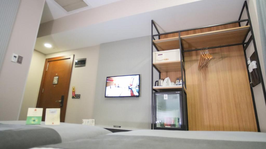 TV a/nebo společenská místnost v ubytování Dosso Dossi Hotels Old City