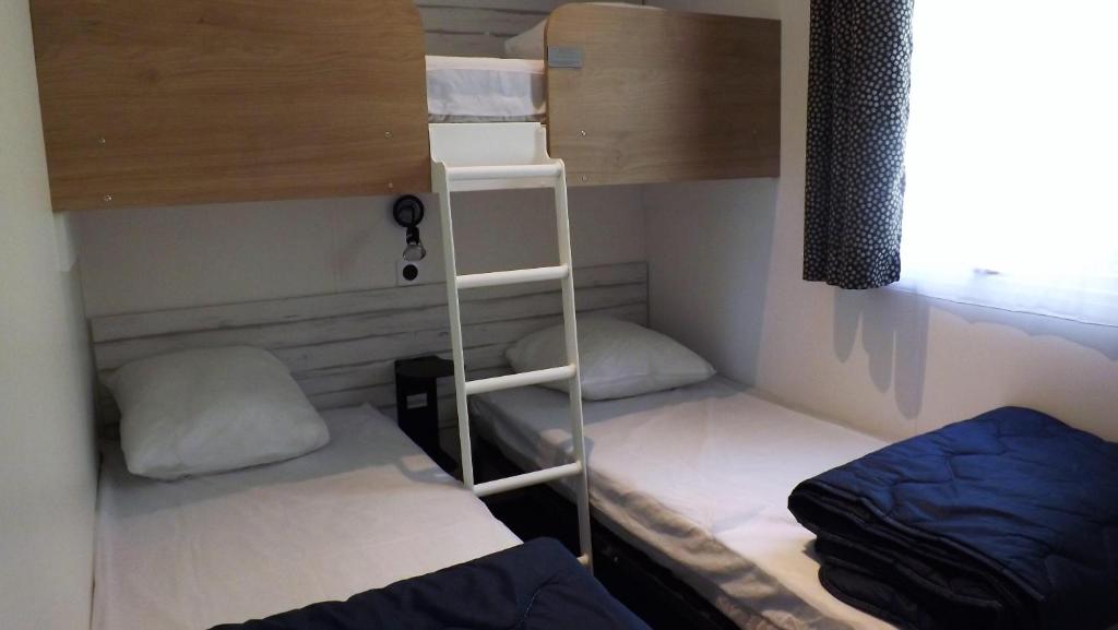 Postel nebo postele na pokoji v ubytování CAMPING PLEIN SOLEIL
