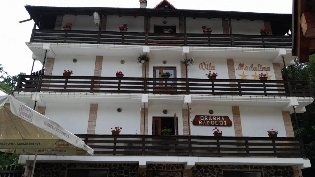 Gallery image of Pensiunea Madalina - LIMARA in Prăjila