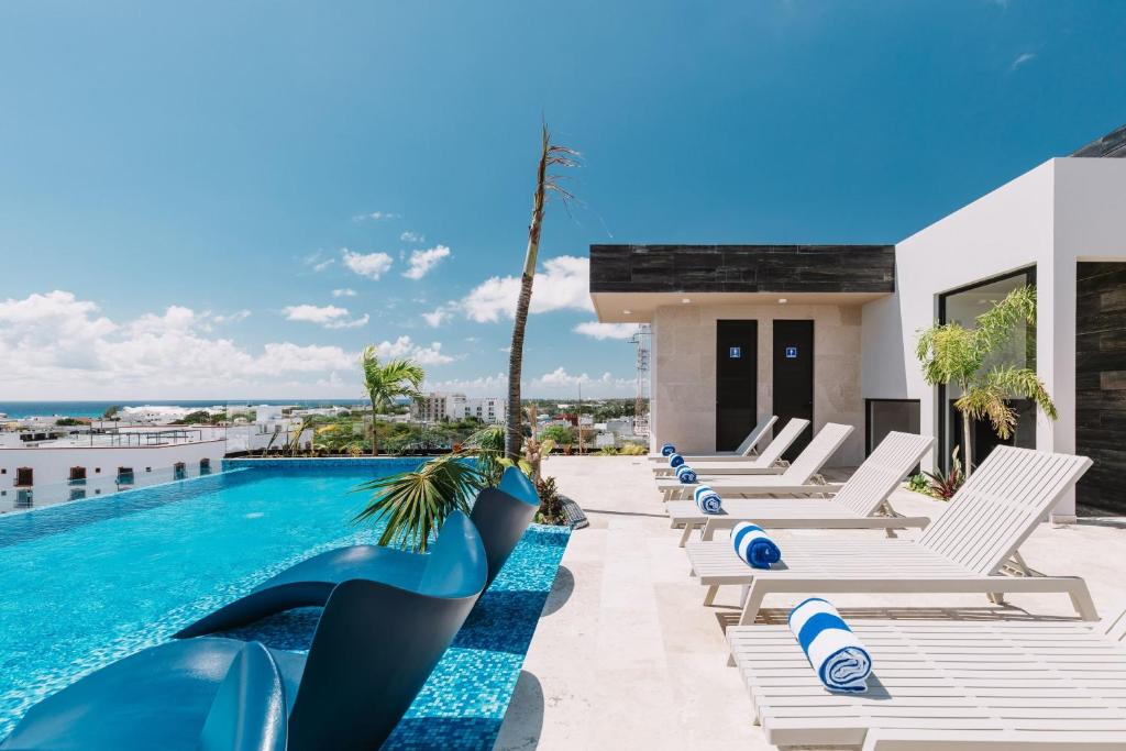 Πισίνα στο ή κοντά στο Cozy Studio Pool and Roof Lounge Beach 5 Blocks