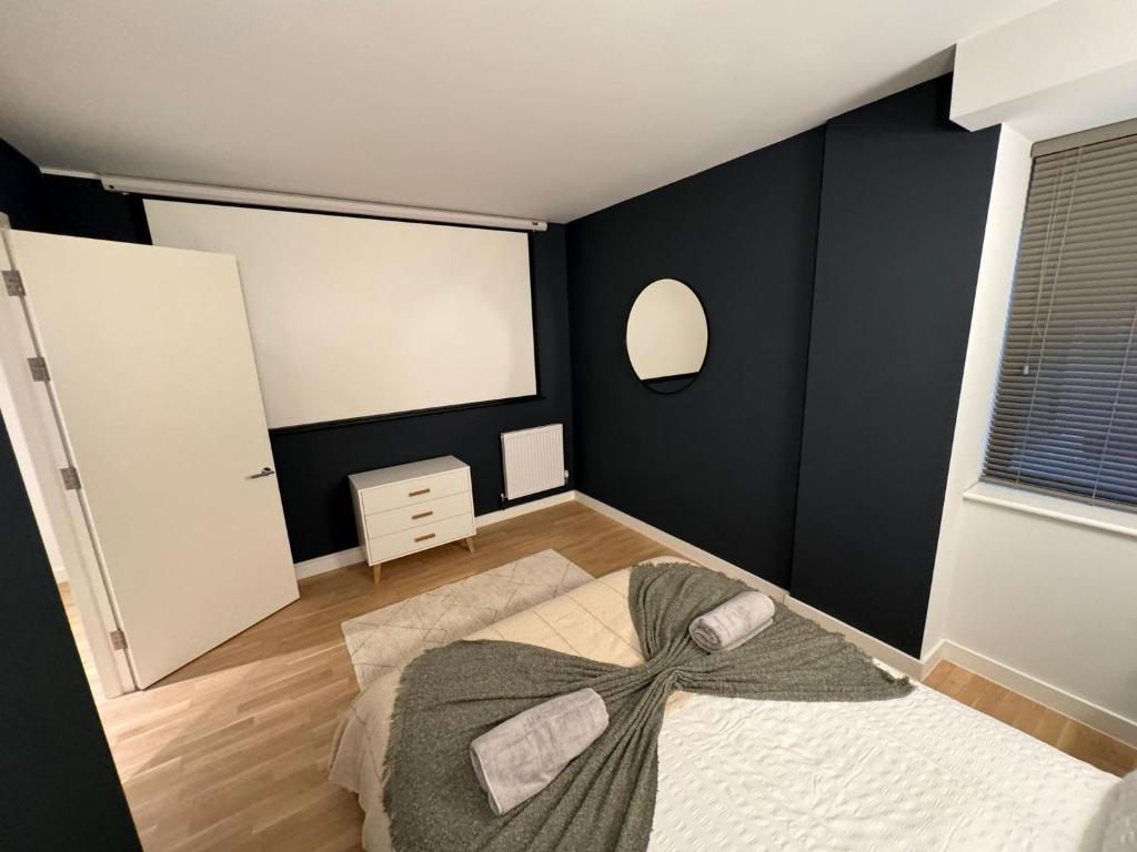 Una cama o camas en una habitación de Seven Space 2 Bed 2 Bath Central Apartment