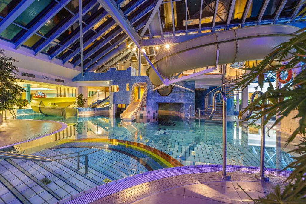 Bazén v ubytování IFA Rügen Hotel & Ferienpark nebo v jeho okolí