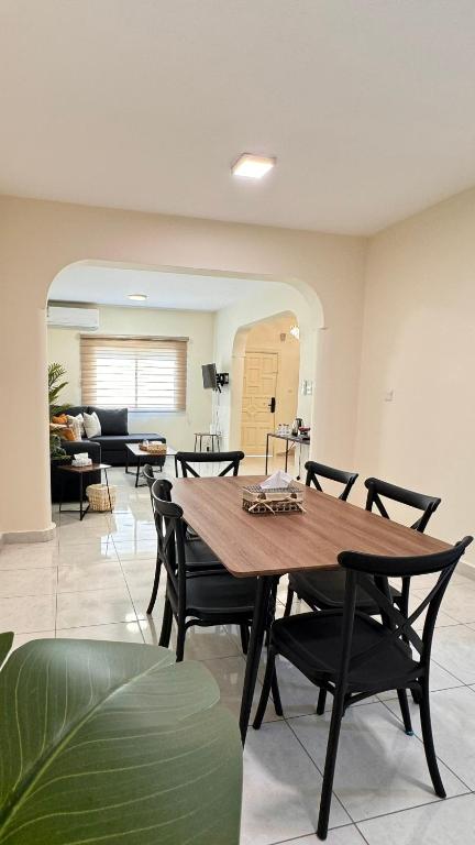Kuchyň nebo kuchyňský kout v ubytování Beautiful 3BR villa with Self-Check-in near to Major Events Family only