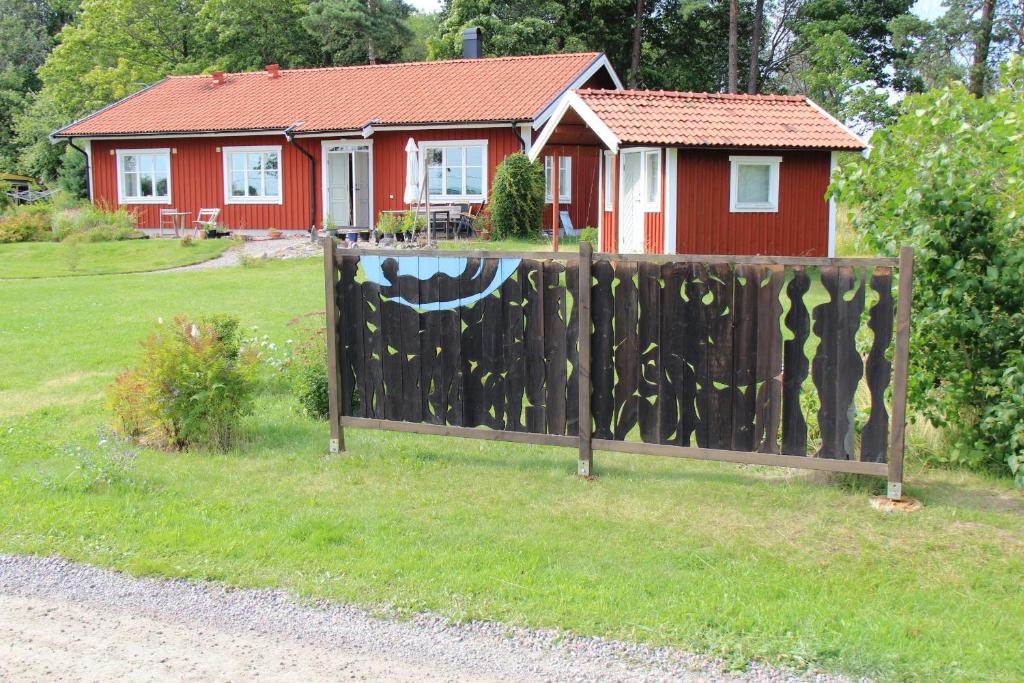 Una puerta con una pintura delante de una casa en Holiday home in Molnbo near Gnesta, en Mölnbo
