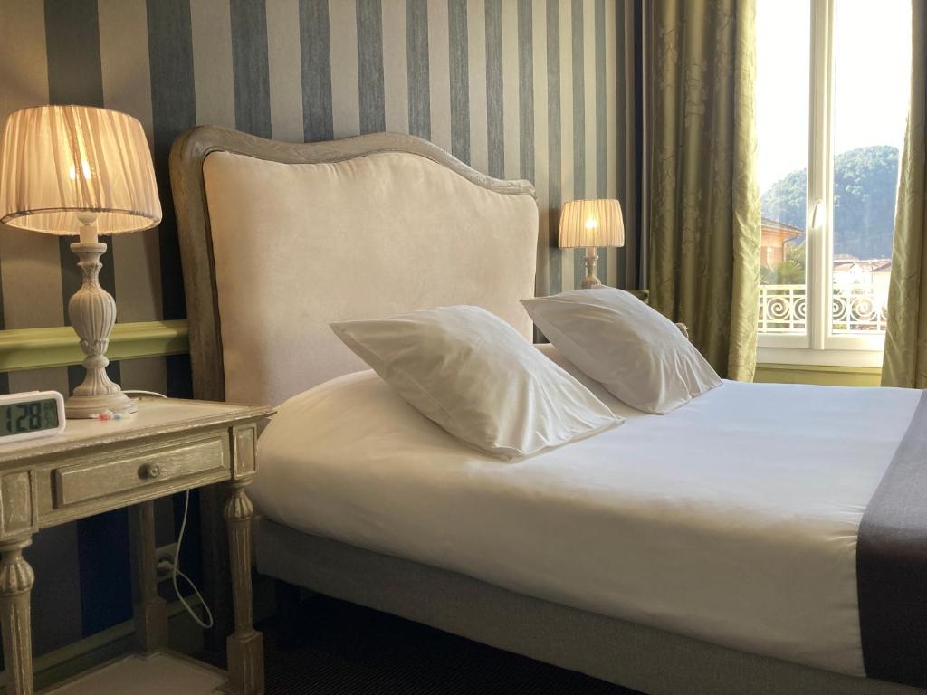 Postel nebo postele na pokoji v ubytování Hôtel Helvie - Teritoria