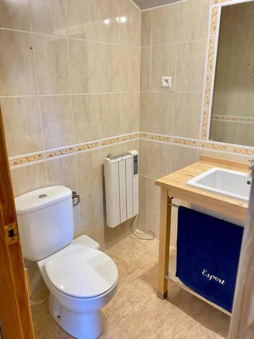 Koupelna v ubytování Apartamento Espert I CINE I PISCINA l GARAJE l BBQ l I TENIS