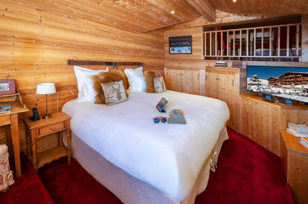 Postel nebo postele na pokoji v ubytování Hôtel Au Chamois d'Or by Les Etincelles