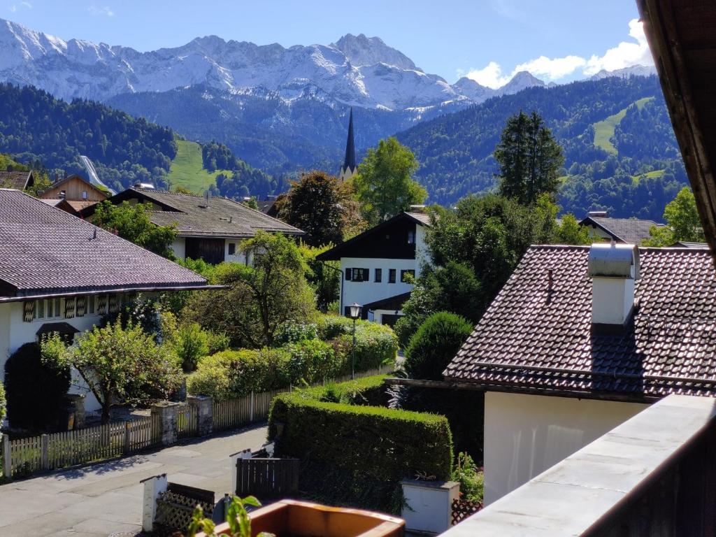 uitzicht op een dorp met bergen op de achtergrond bij Fewo Wetterstein in Garmisch-Partenkirchen