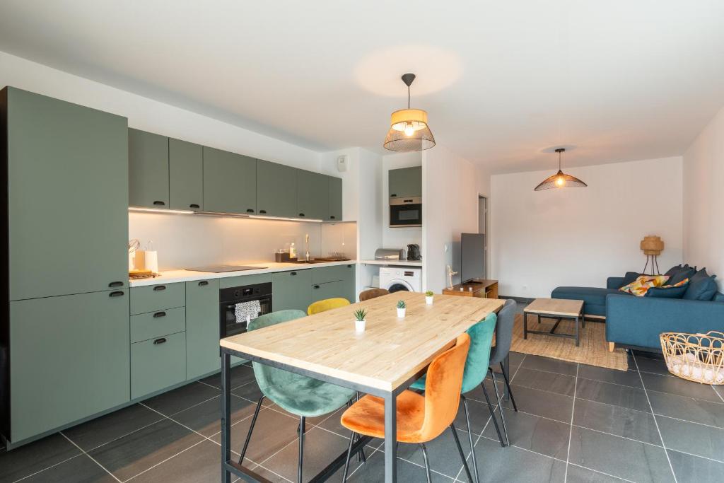 eine Küche und ein Wohnzimmer mit einem Tisch und Stühlen in der Unterkunft Appartement 70 m2 climatisé avec balcon et parking in Marseille