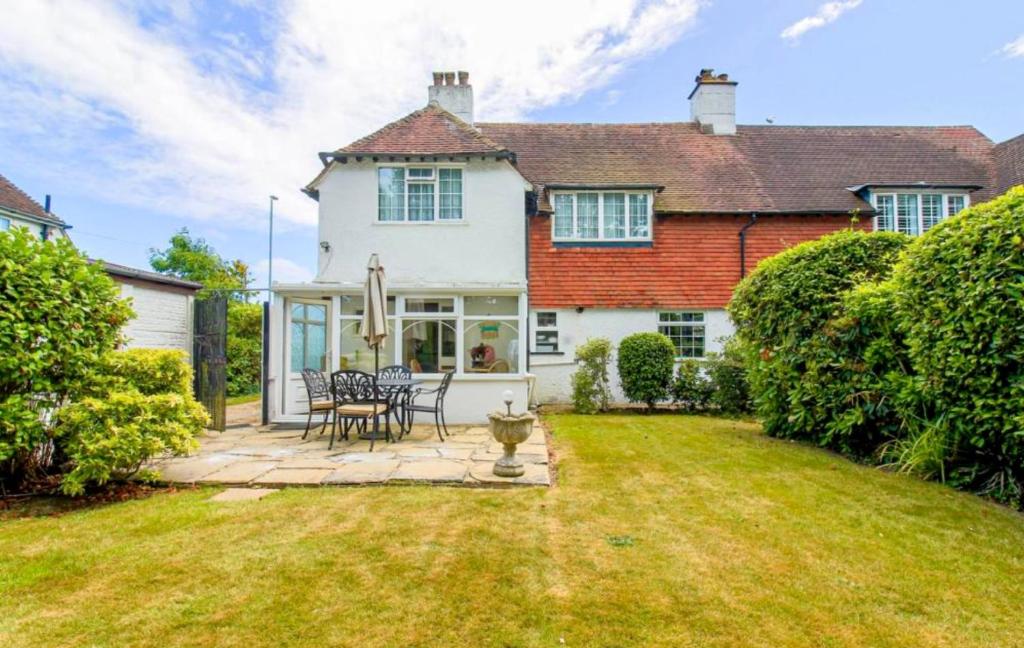 una vista exterior de una casa con patio en Cooden Cottage, en Bexhill-on-Sea